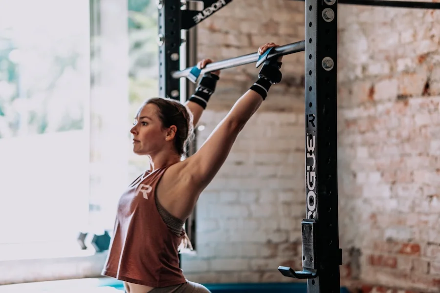 Athletin bei Kipping Pull-ups