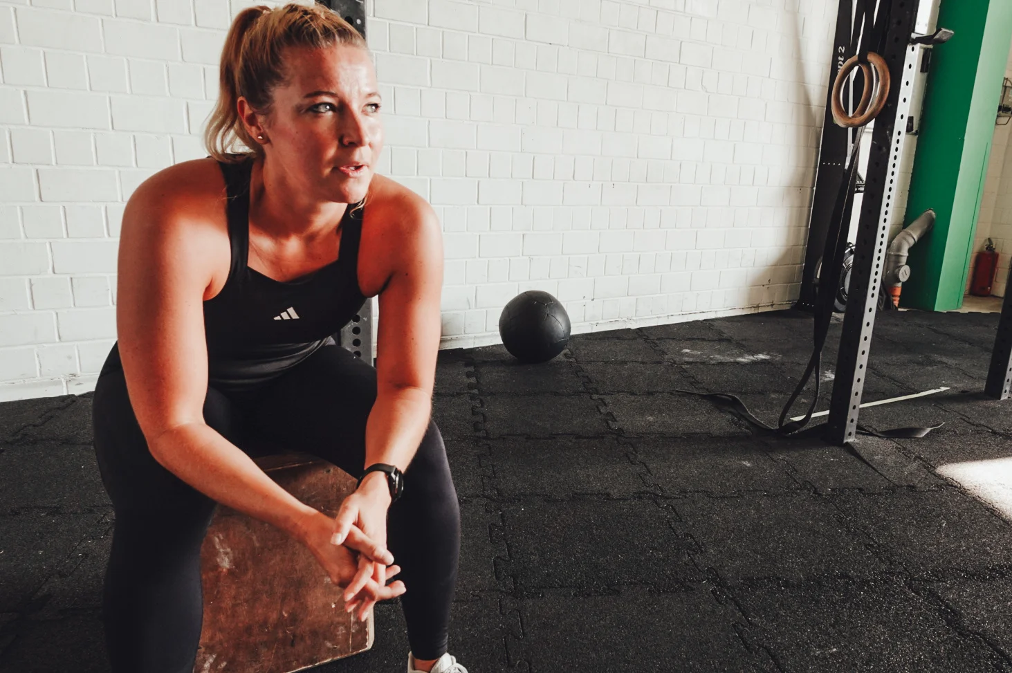Frau, die beim Training pausiert