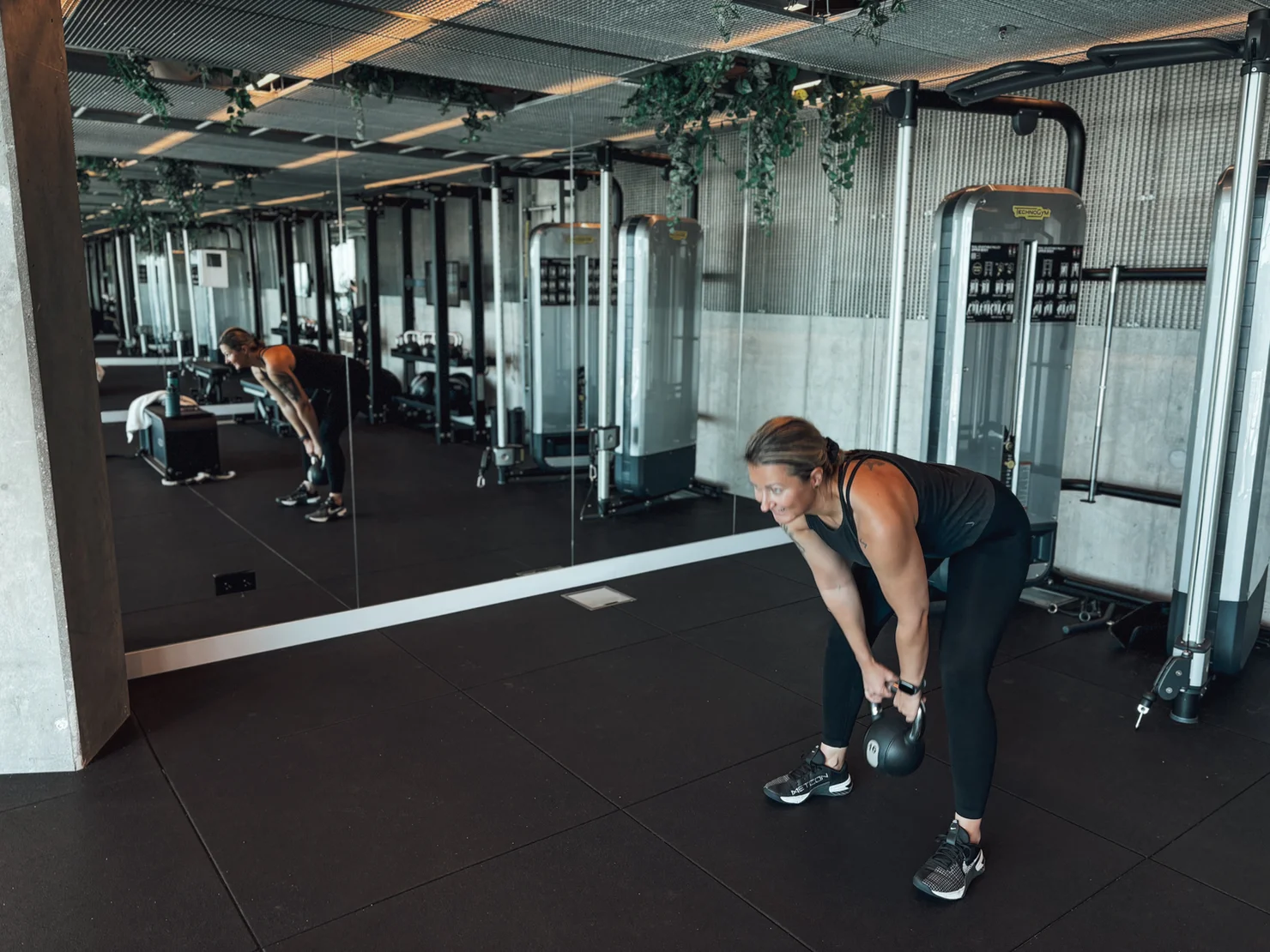 Frau, die mit einer Kettlebell trainiert