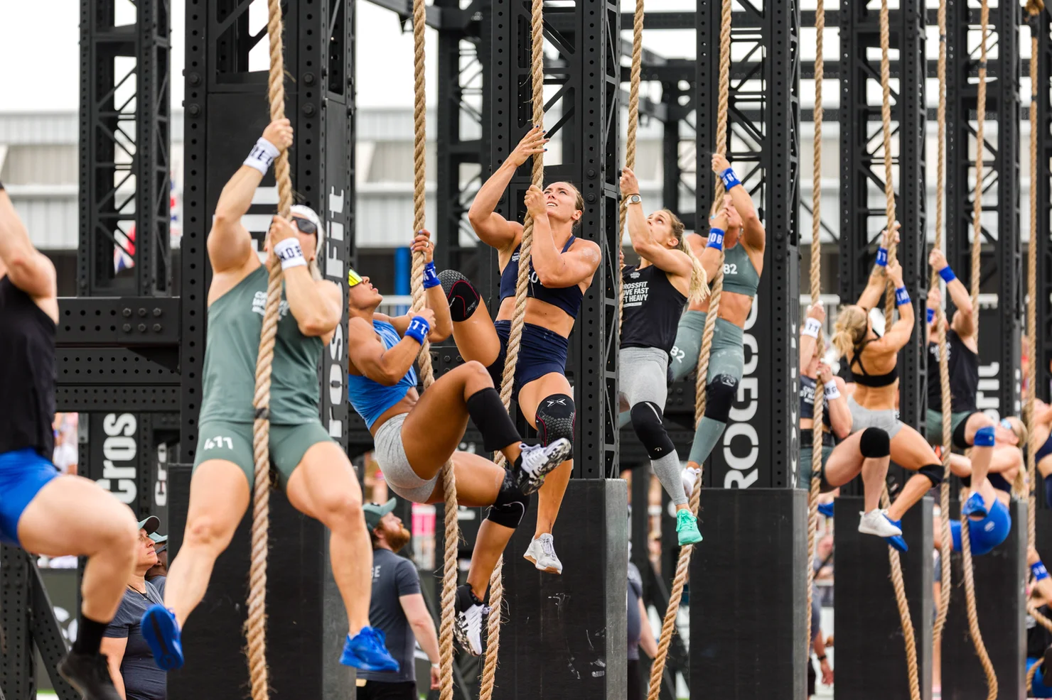 Gruppe von Athletinnen an Seilen bei den CrossFit Games