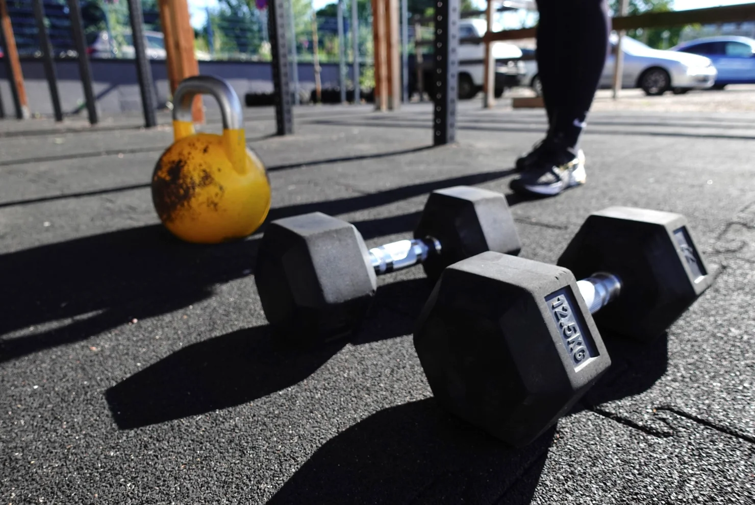 Kurzhanteln und Kettlebell auf dem Boden