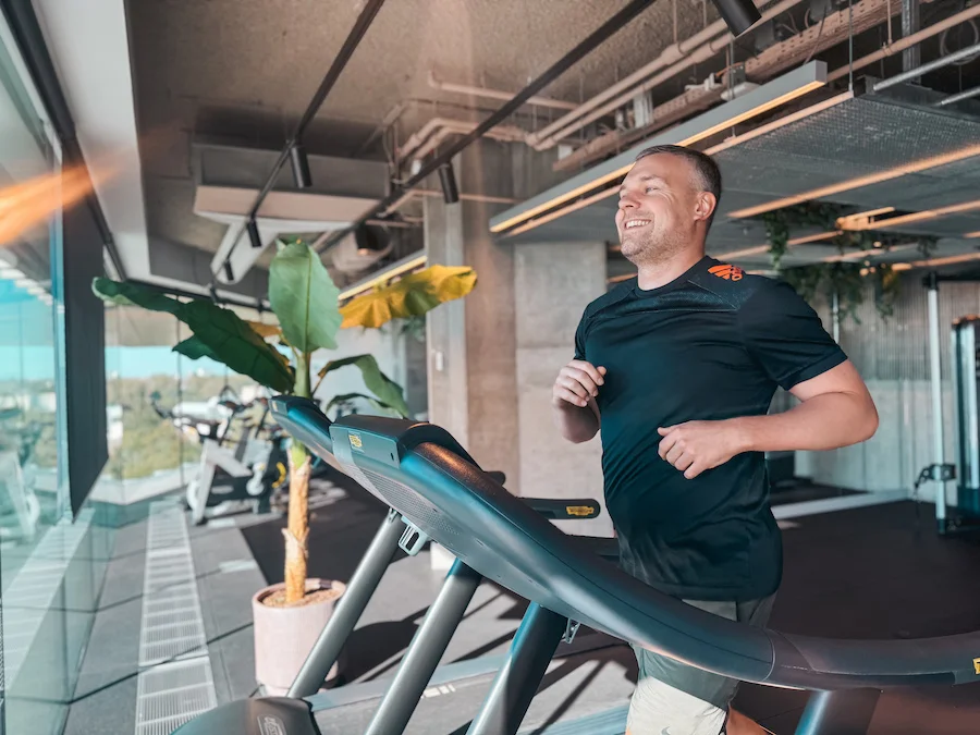 Mann auf einem Laufband