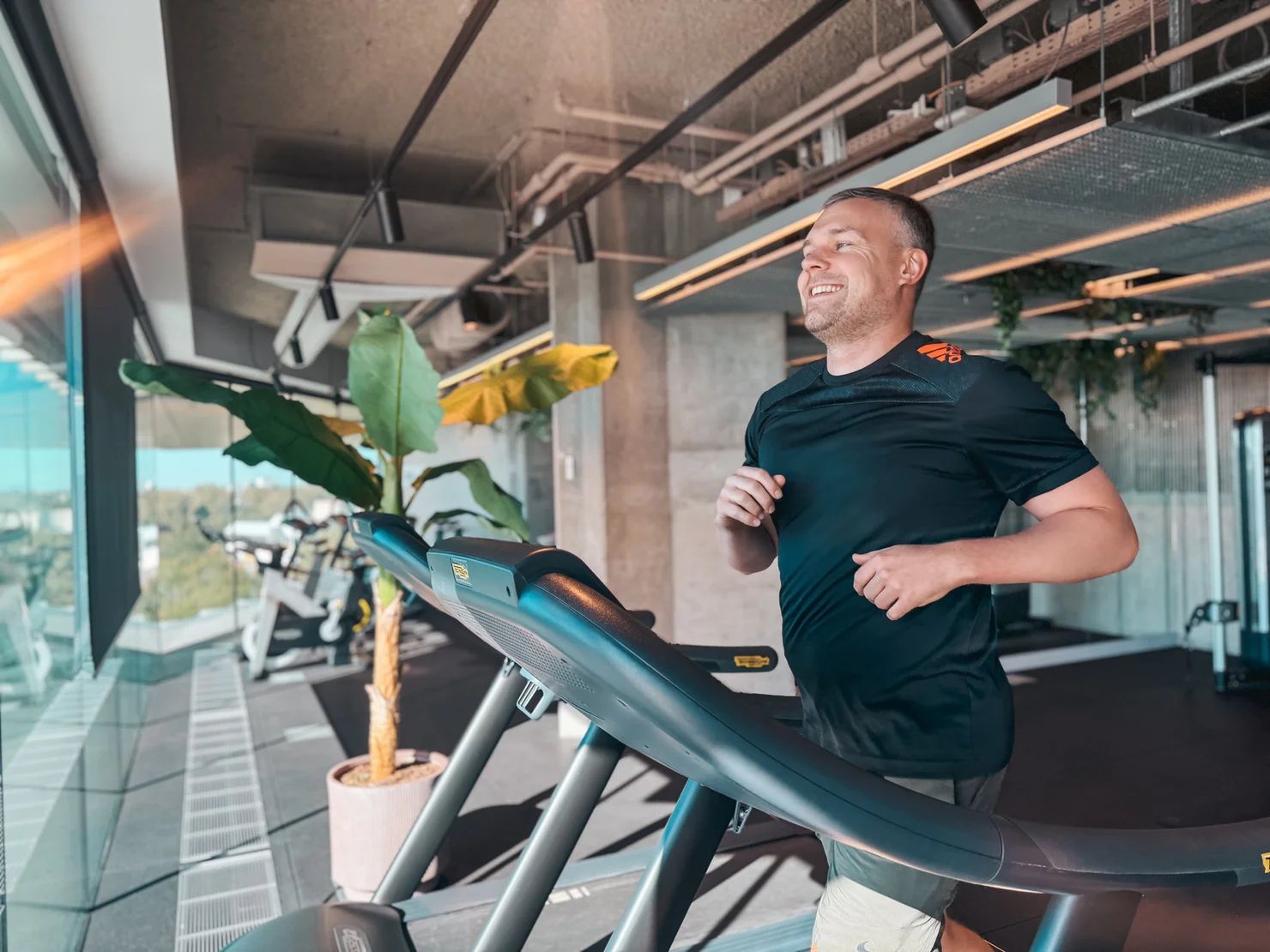Mann auf einem Laufband
