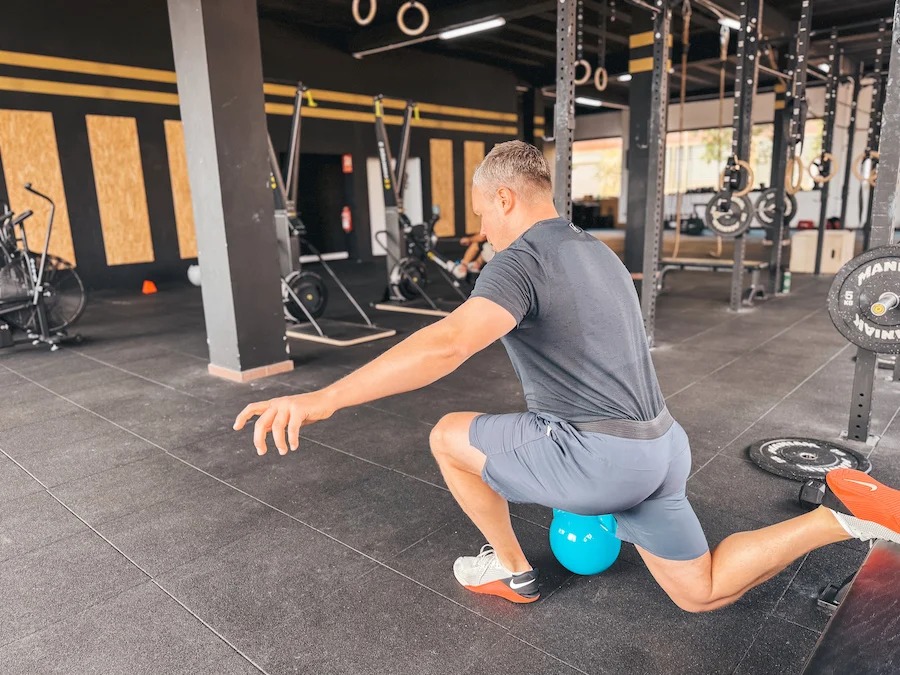 Mann, der mit einer Kettlebell trainiert