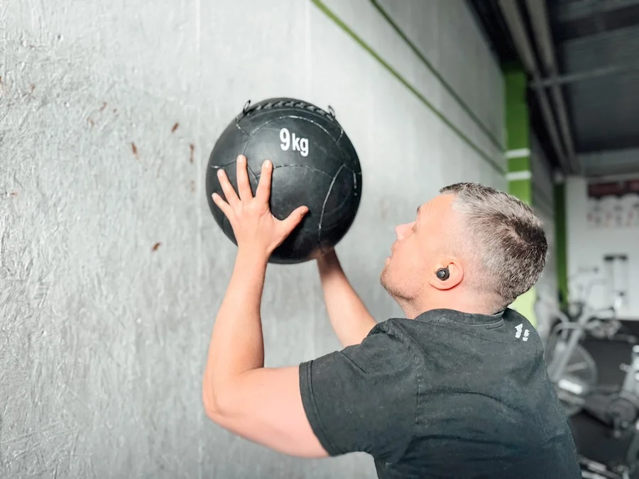Mann, der Wall Balls macht