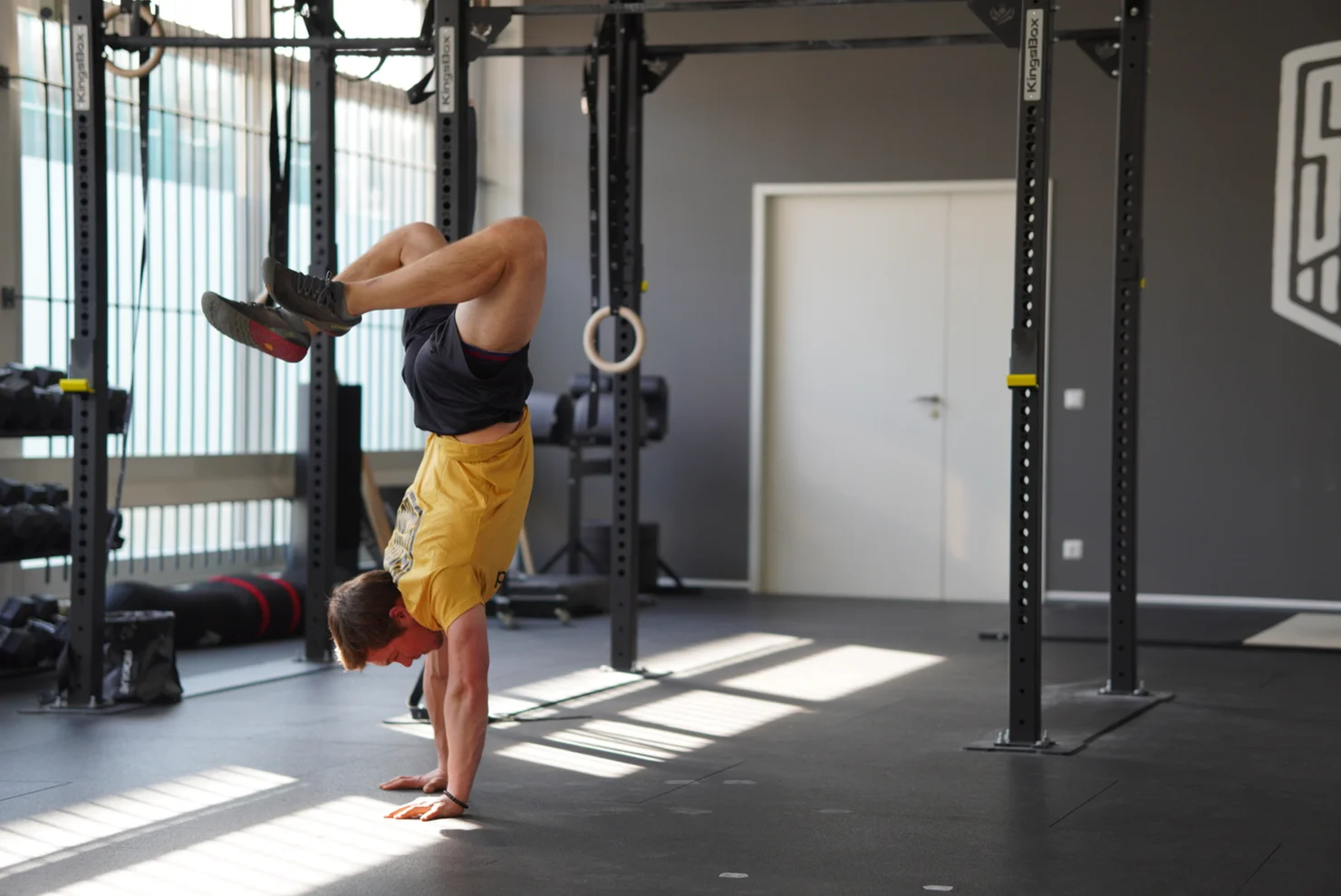 Sportler im Handstand