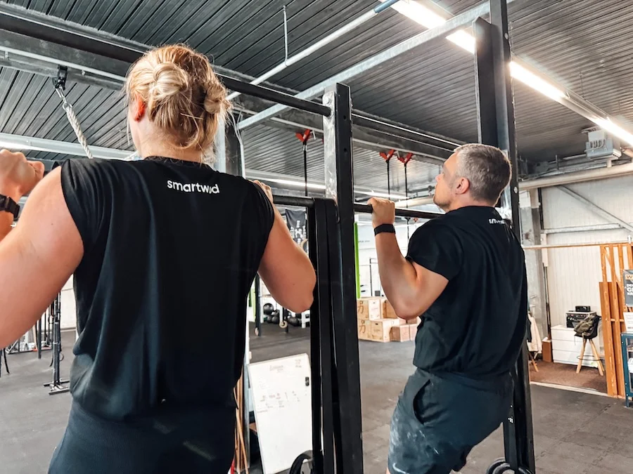 Zwei Athleten bei einem Partner-Workout