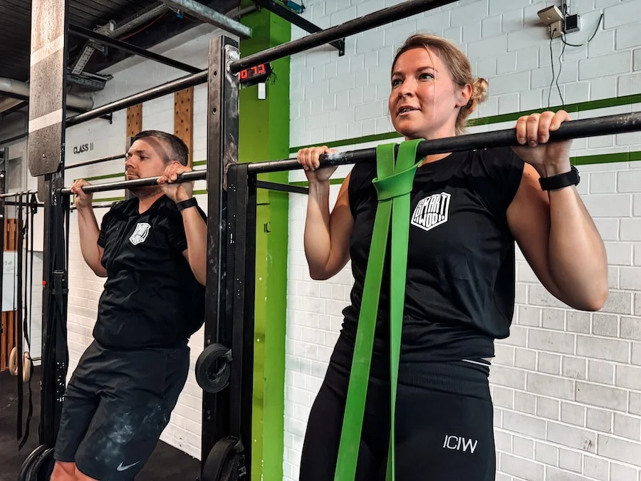 Zwei Athleten bei Banded Pull-ups