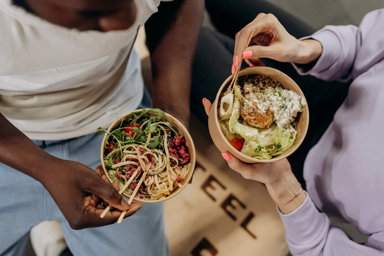 Zwei Sportler, die eine gesunde Bowl essen