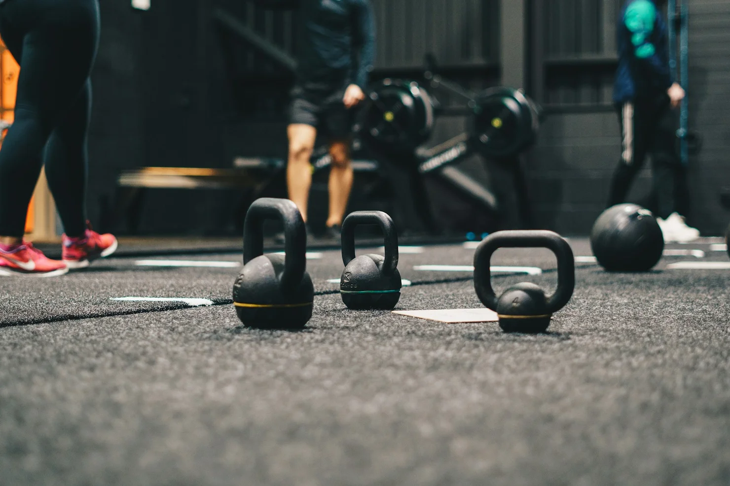 Verschiedene Kettlebells, die auf dem Boden stehen