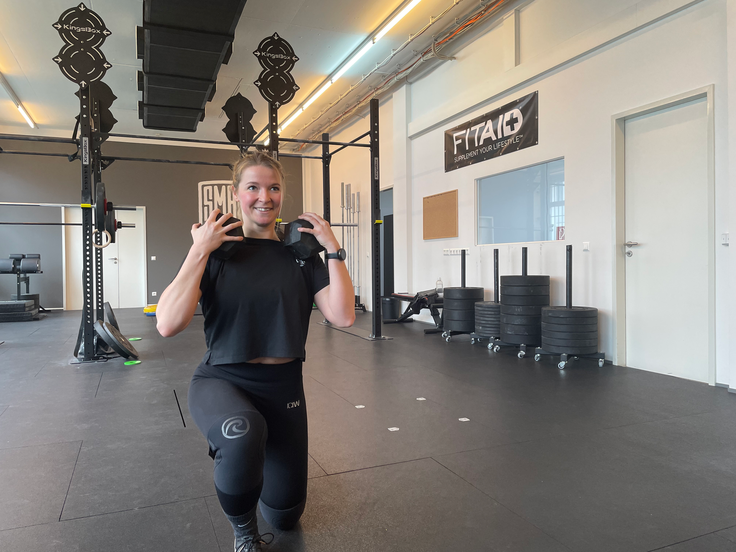 Athletin beim Training mit einer Kurzhantel