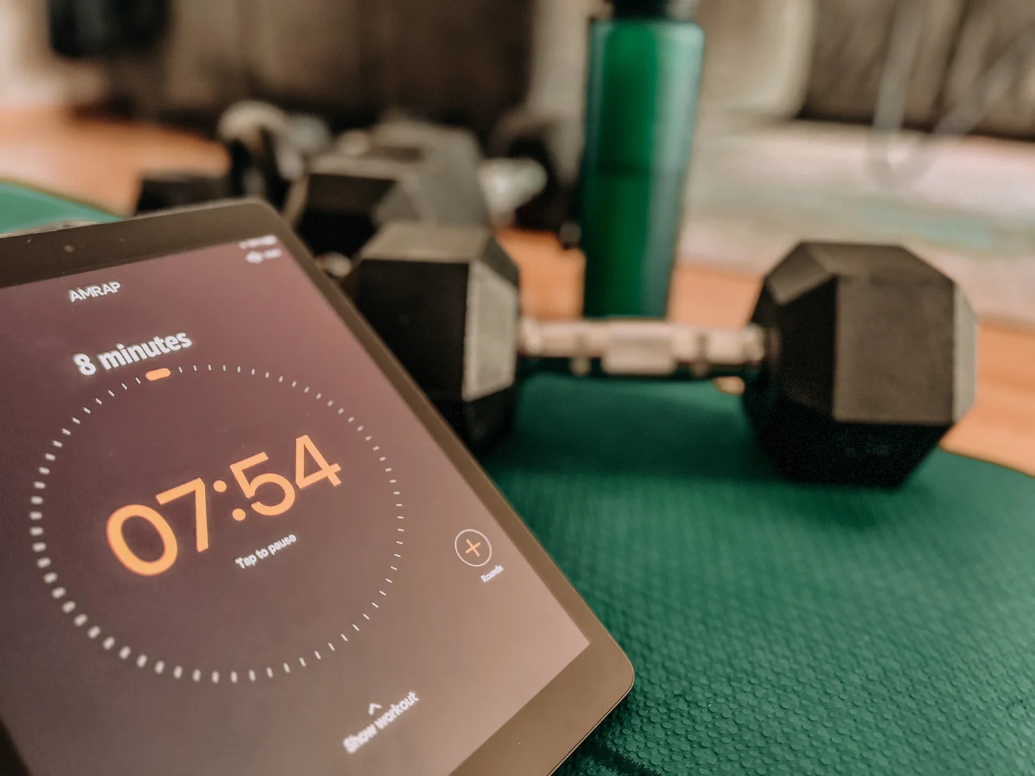 Workout-Timer vor Hanteln