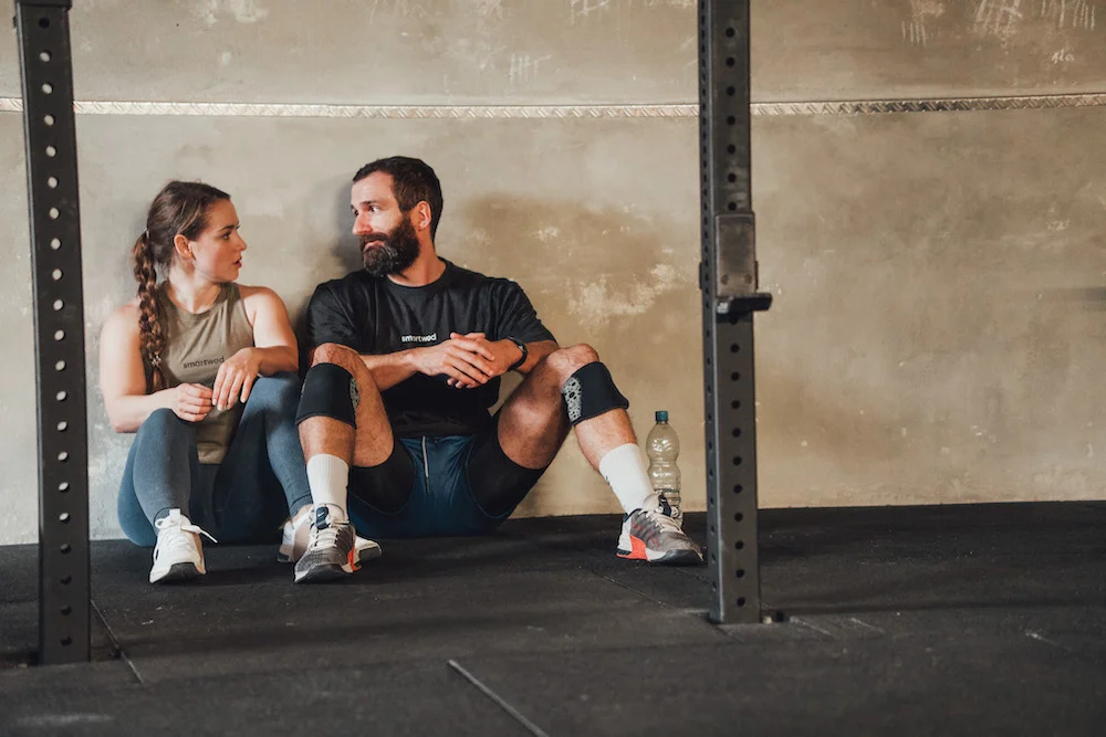 Zwei Athleten nach einem Workout
